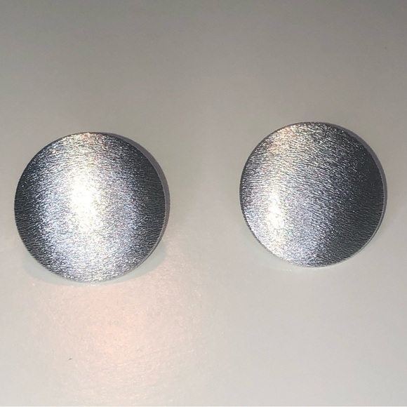 VTG Coro 1940s - 1950s Round Domed Textured Silver Tone Clip On Earrings 1.5” - Picture 1 of 5